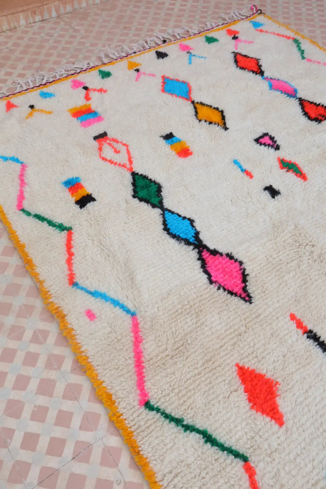 Tapis Berbère Coloré Blanc Motifs Multicolore Cadre Jaune - Azilal Néda