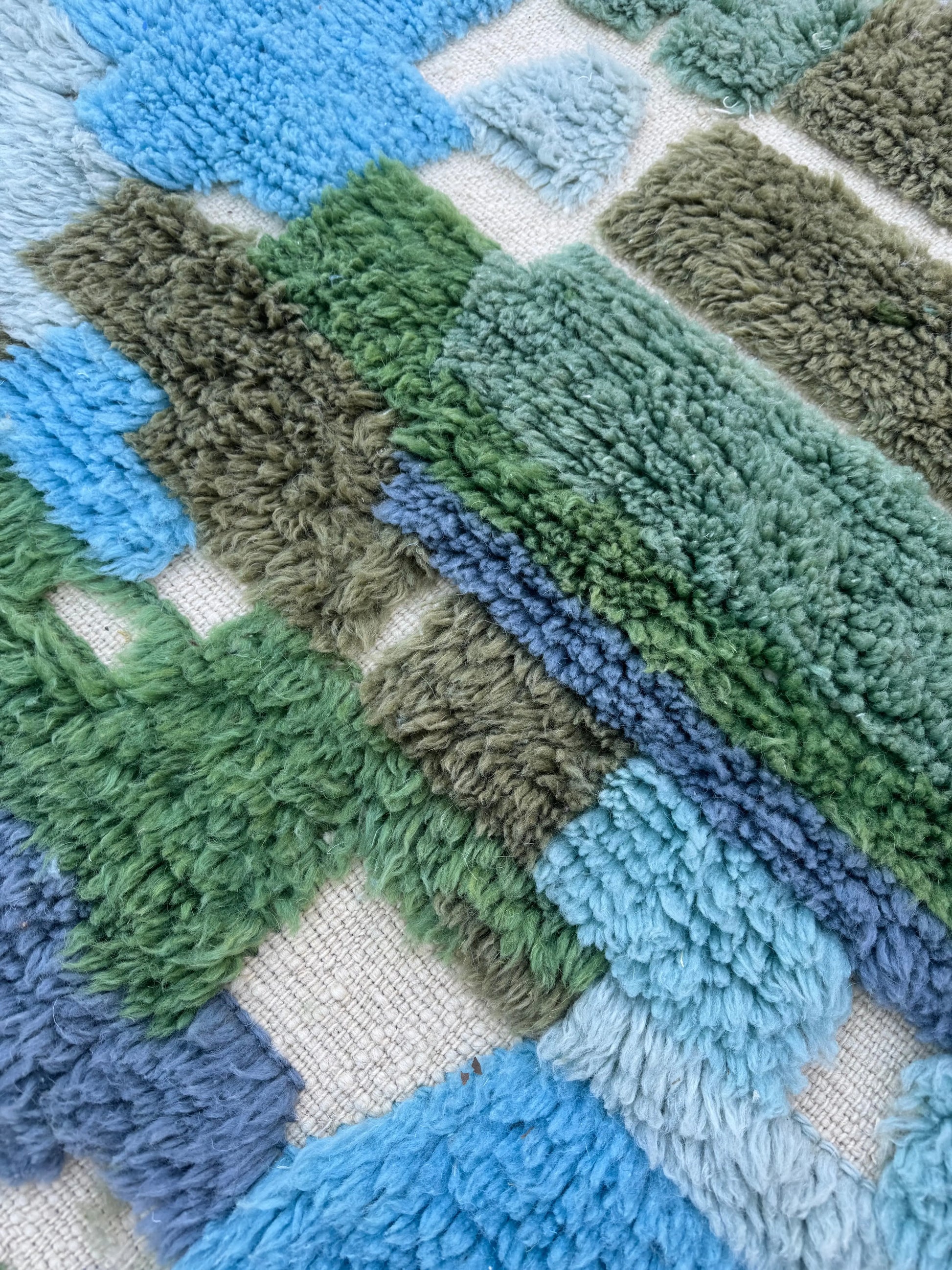 Tapis Berbère Motifs Abstraits Reliefs Bleu Vert Modèle Signature -227 x 220 cm Néda