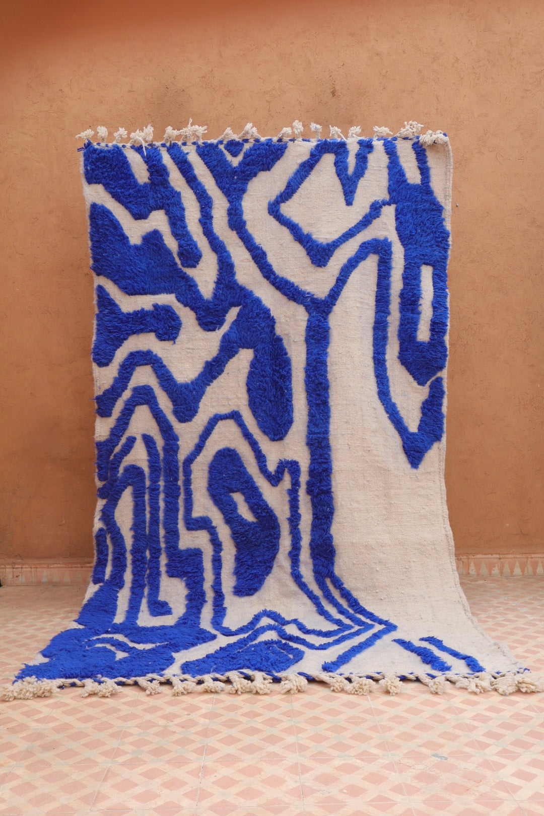 Tapis Berbère Béni Ouarain Moderne Bleu Klein À Reliefs Abstrait - Modèle signature - 260 x 141 cm Néda