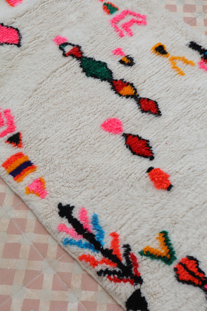 Berberteppich Flur Azilal Weiß mit bunten fluoreszierenden Mustern - 286 x 92 cm Néda