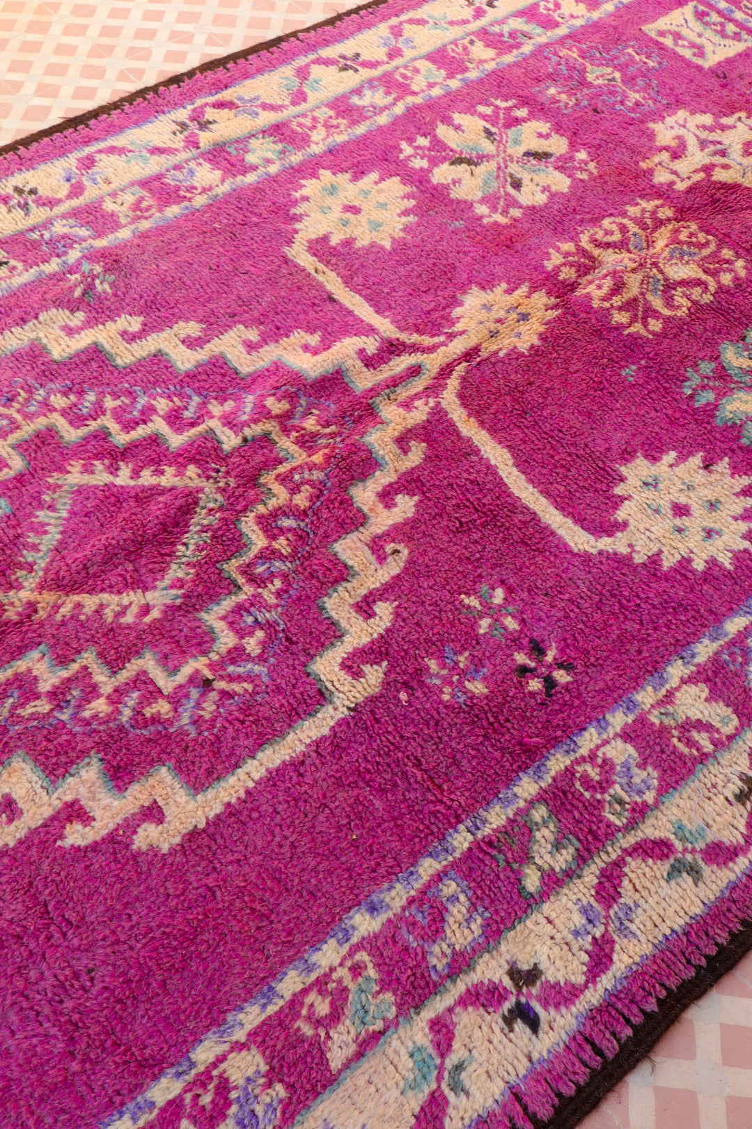 Alfombra bereber Boujaad Antiguos motivos de color violeta magenta - 385 x 173 cm