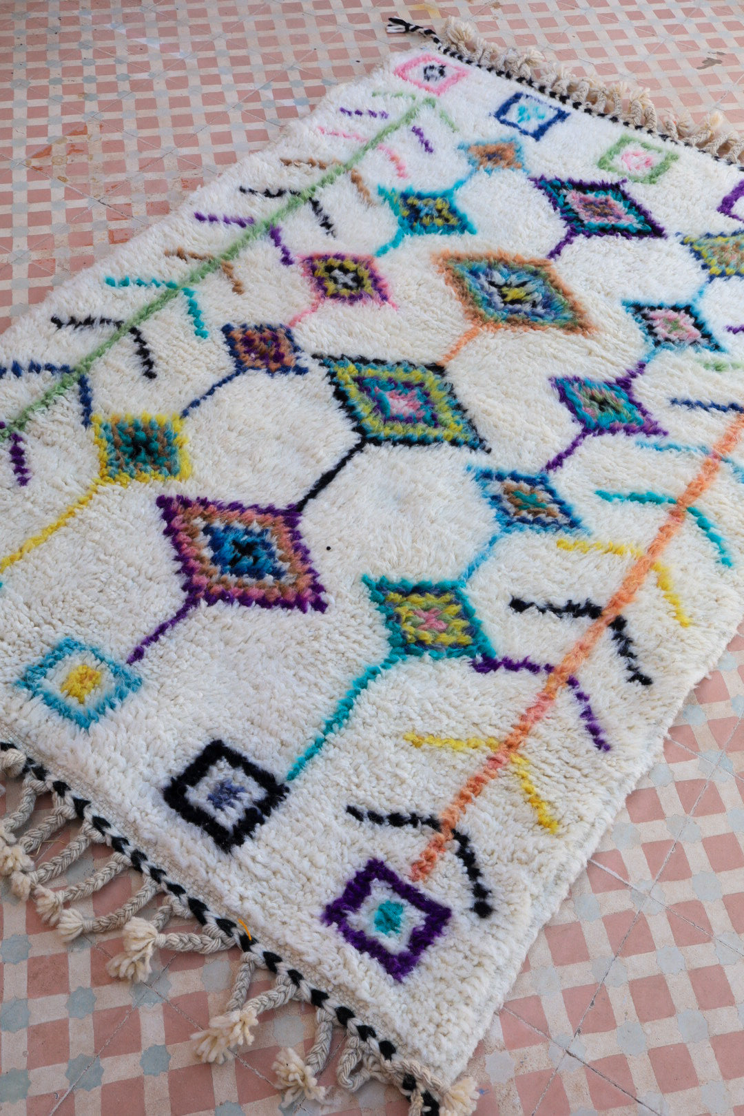 White Berber Azilal carpet with colored patterns - 175 x 122 cm