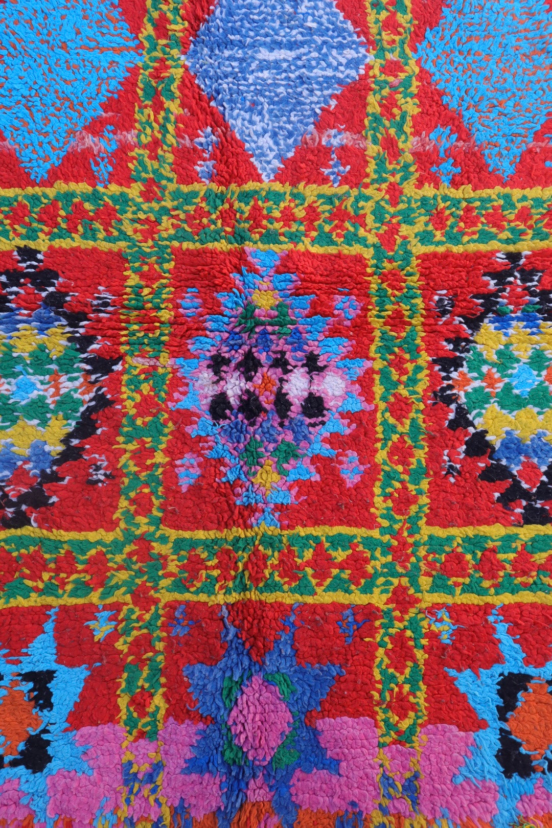 Azilal Berber Rot Teppich mit mehrfarbigen Motiven - 136 x 104 cm