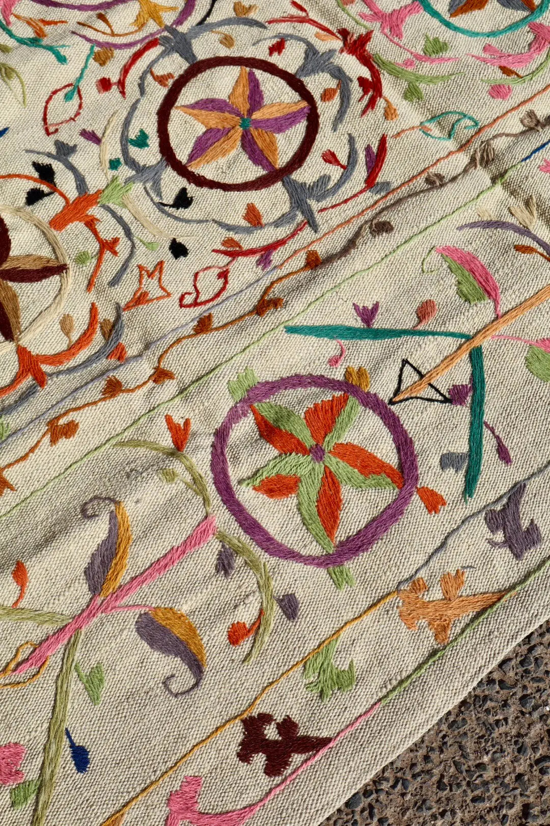 Tapis Kilim Suzani Motifs Brodés Multicolores – 240x 170 cm Néda