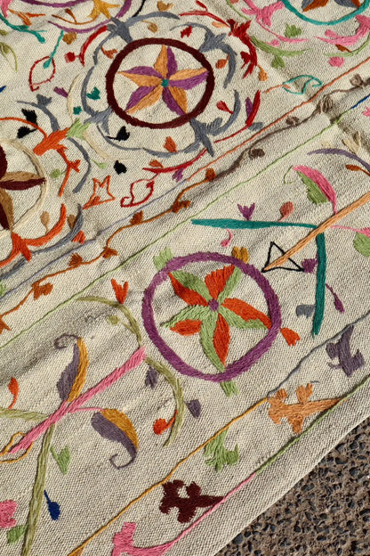 Tapis Kilim Suzani Motifs Brodés Multicolores – 240x 170 cm Néda
