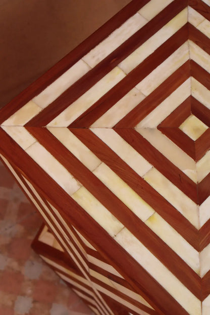 Table d’Appoint Sculpturale en Maqueterie Bois et Os- DONA Néda