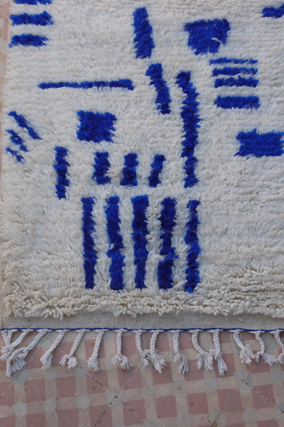 Tapis Berbère Couloir Azilal Blanc à Motifs Bleu Majorelle - 308 x 79 cm Néda