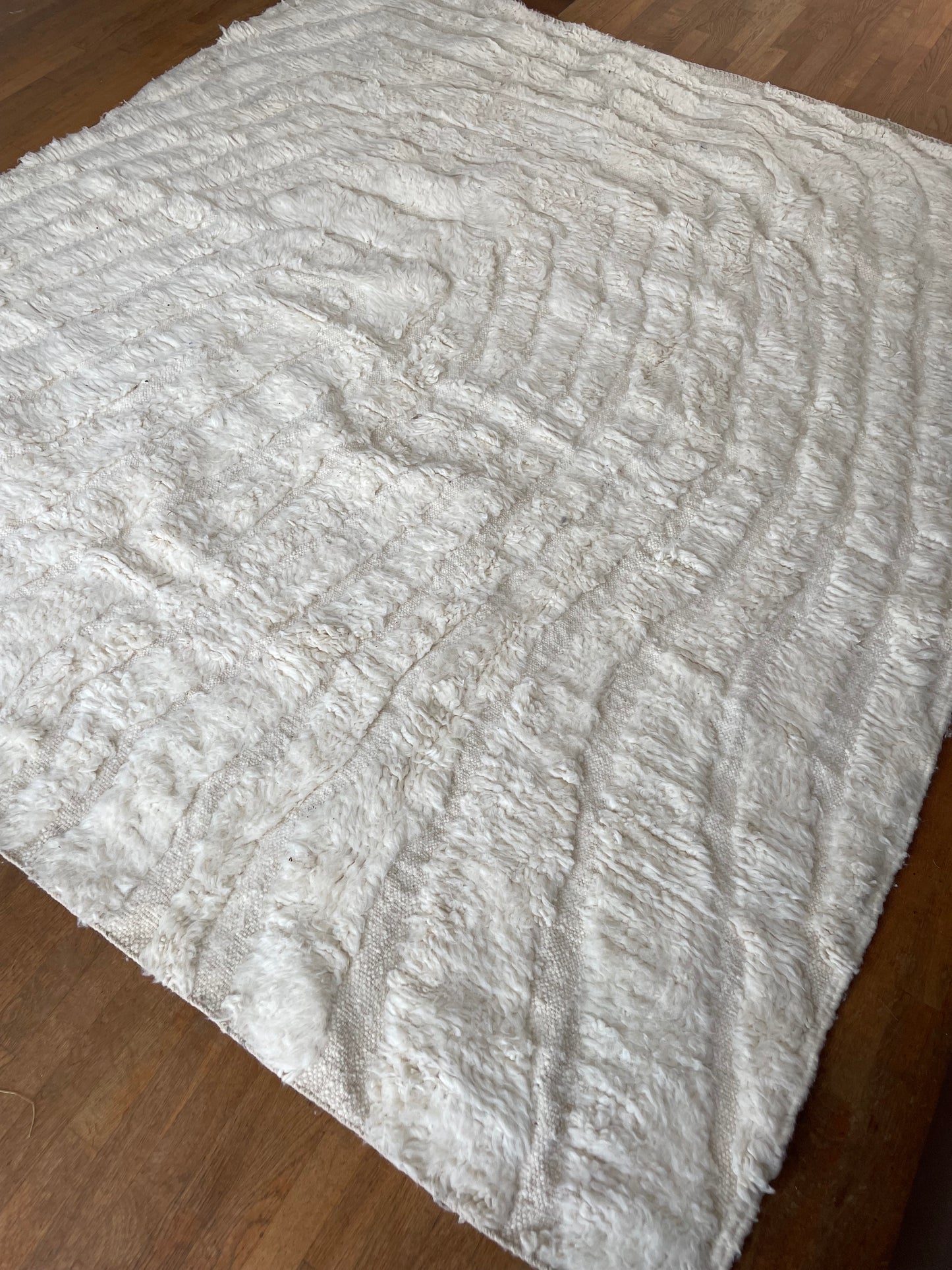 Tapis Berbère Béni Ouarain Blanc à Motifs en Relief - 210 x 238 cm