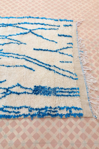 Tapis Berbère Azilal Blanc Motifs Abstraits Bleu- 239 x 139 cm Néda
