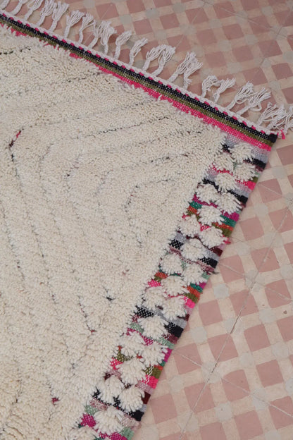 Tapis Berbère Béni Ouarain Blanc et Multicolore Reliefs - 154 x 102 cm Néda