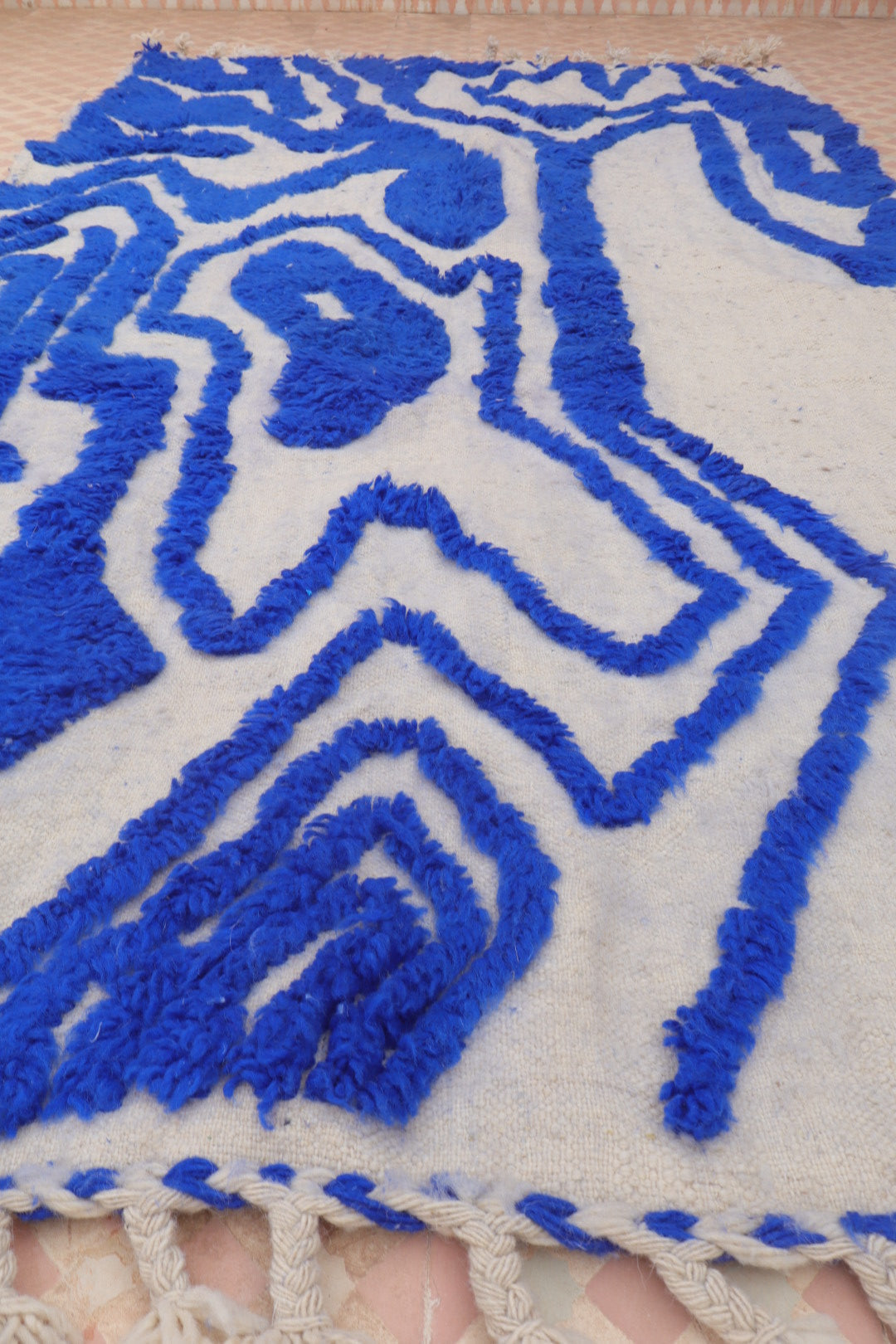 Tapis Berbère Béni Ouarain Moderne Bleu Klein À Reliefs Abstrait - Modèle signature - 260 x 141 cm Néda