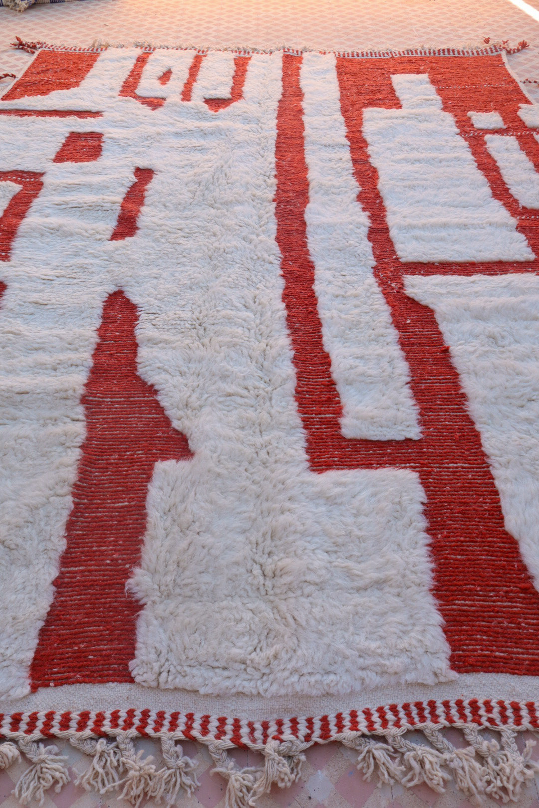 Alfombra béni béni ouarain patrones modernos de alivio rojo blanco - 318 x 220 cm