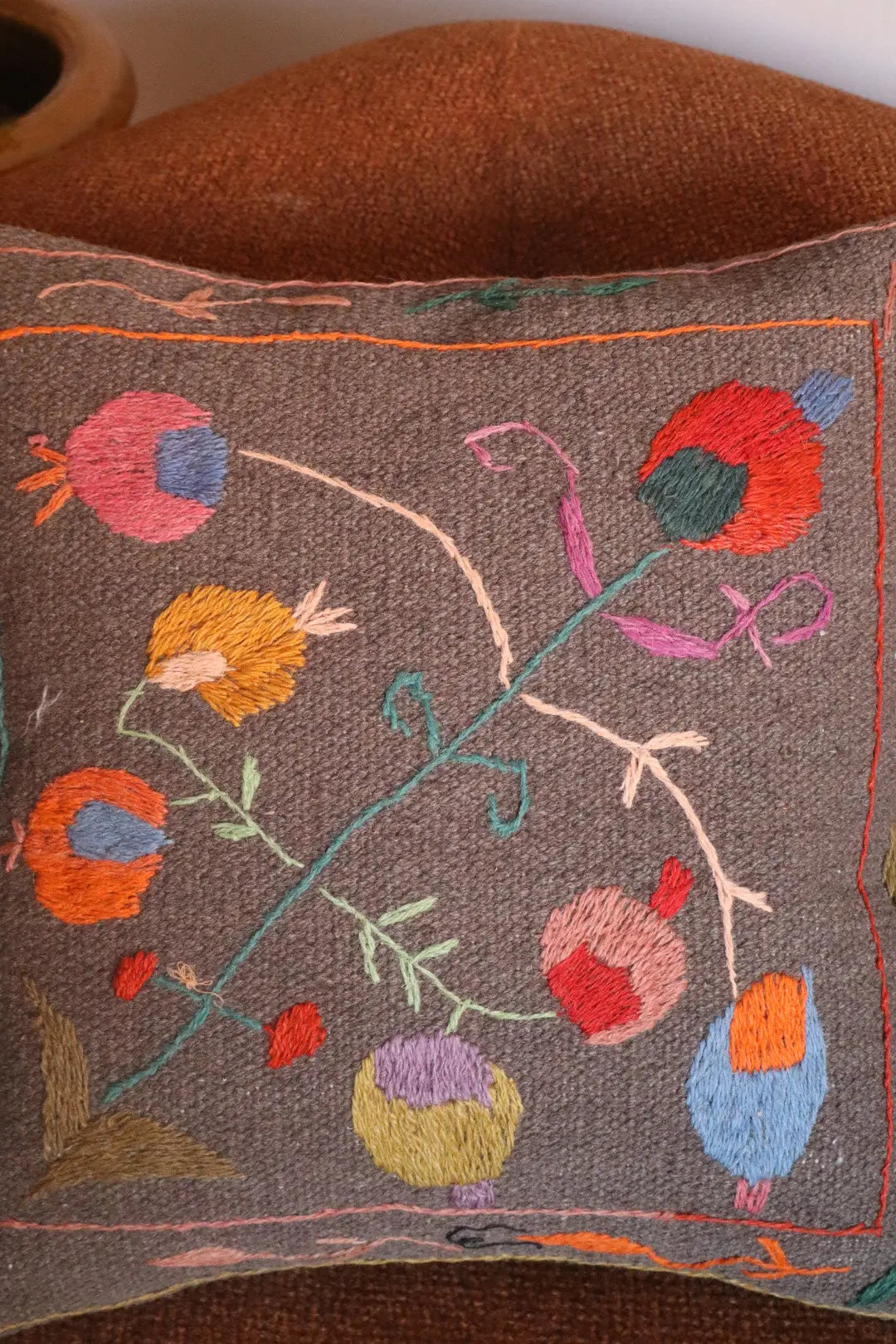 Coussin Suzani Fait-Main Gris Souris Motifs Brodés Colorés Néda