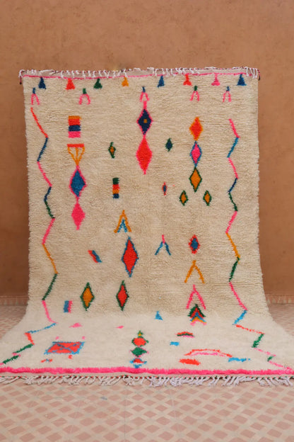 سجادة بربرية ملونة بيضاء بنقوش متعددة الألوان وحواف وردية - أزيلال نيدا