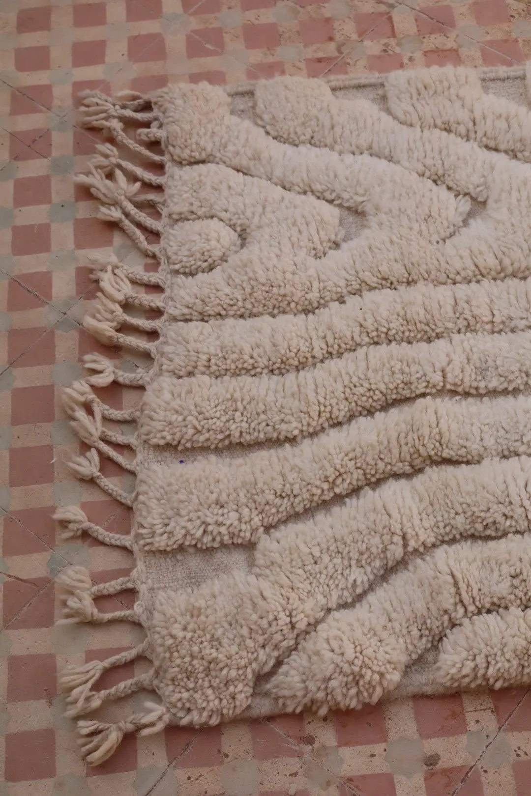 Tapis Berbère de Couloir Béni Ouarain Blanc Moderne à Reliefs Qualité Supérieure- 315 x 76 cm Néda