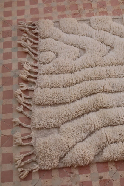 Tapis Berbère de Couloir Béni Ouarain Blanc Moderne à Reliefs Qualité Supérieure- 315 x 76 cm Néda