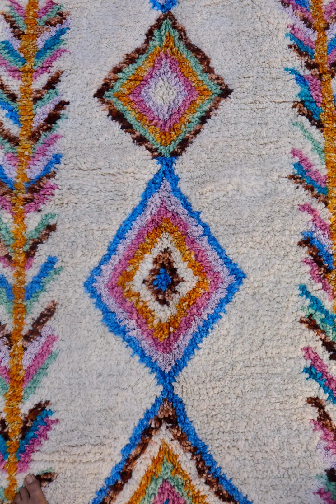 Tapis Berbère Azilal Blanc à Motifs Colorés - 239 x 160 cm Néda