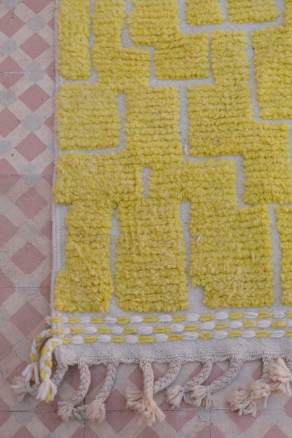 Tapis Berbère Béni Ouarain de Couloir Jaune Citron Motifs Creusés Abstraits- 304 x 80 cm