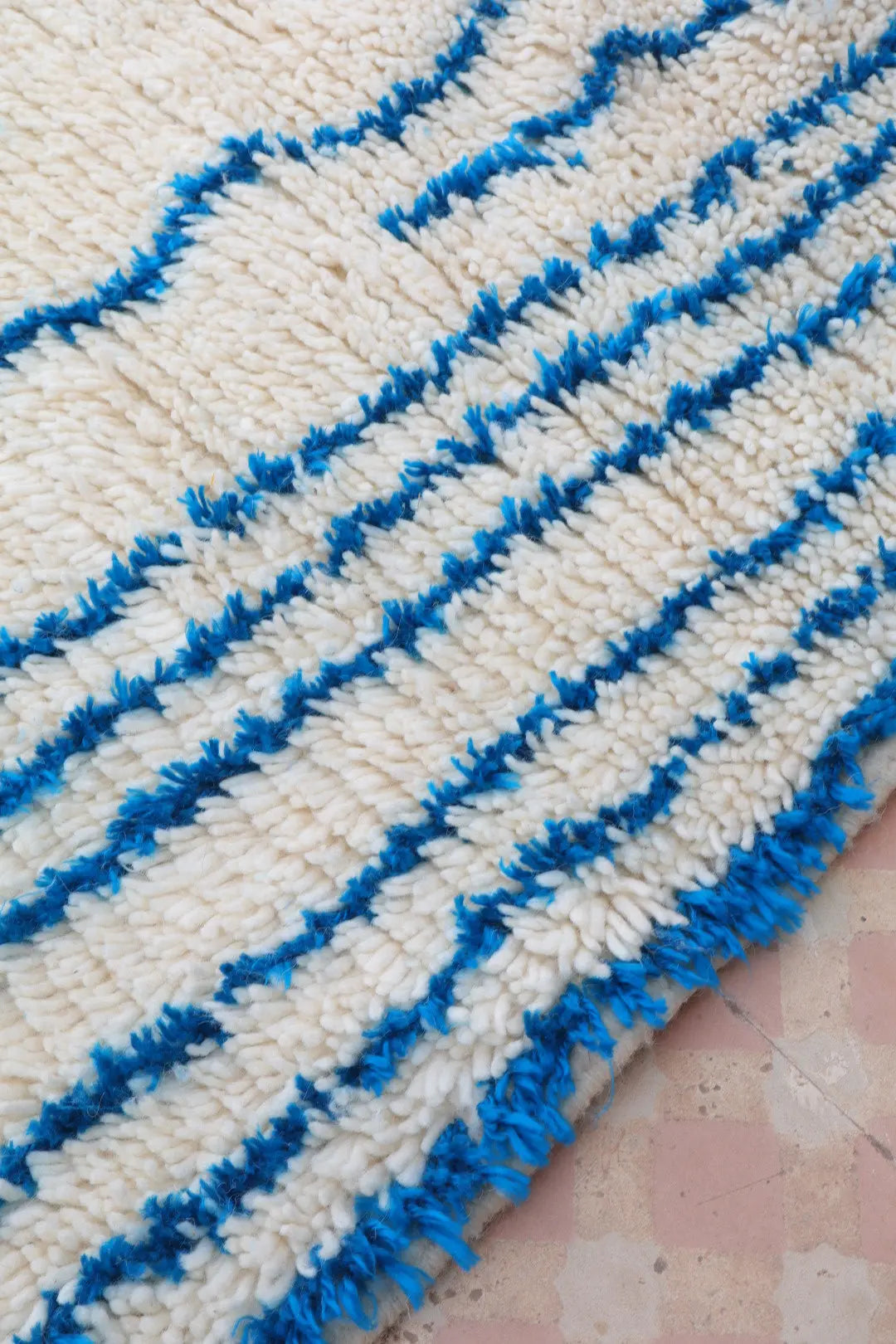 Tapis Berbère Azilal Blanc Motifs Abstraits Bleu- 239 x 139 cm Néda