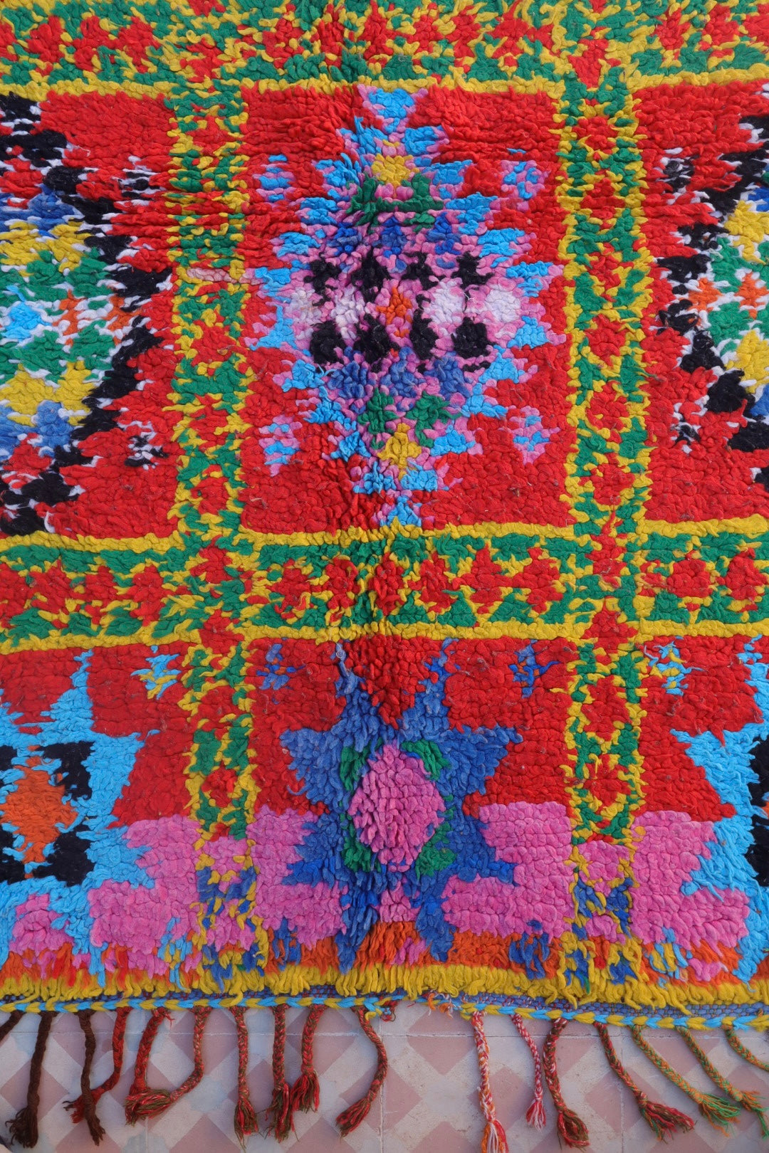 Tapis berbère Azilal rouge à motifs multicolore tapis berbère vintage multicolore descente de lit rouge à motifs multicolores 