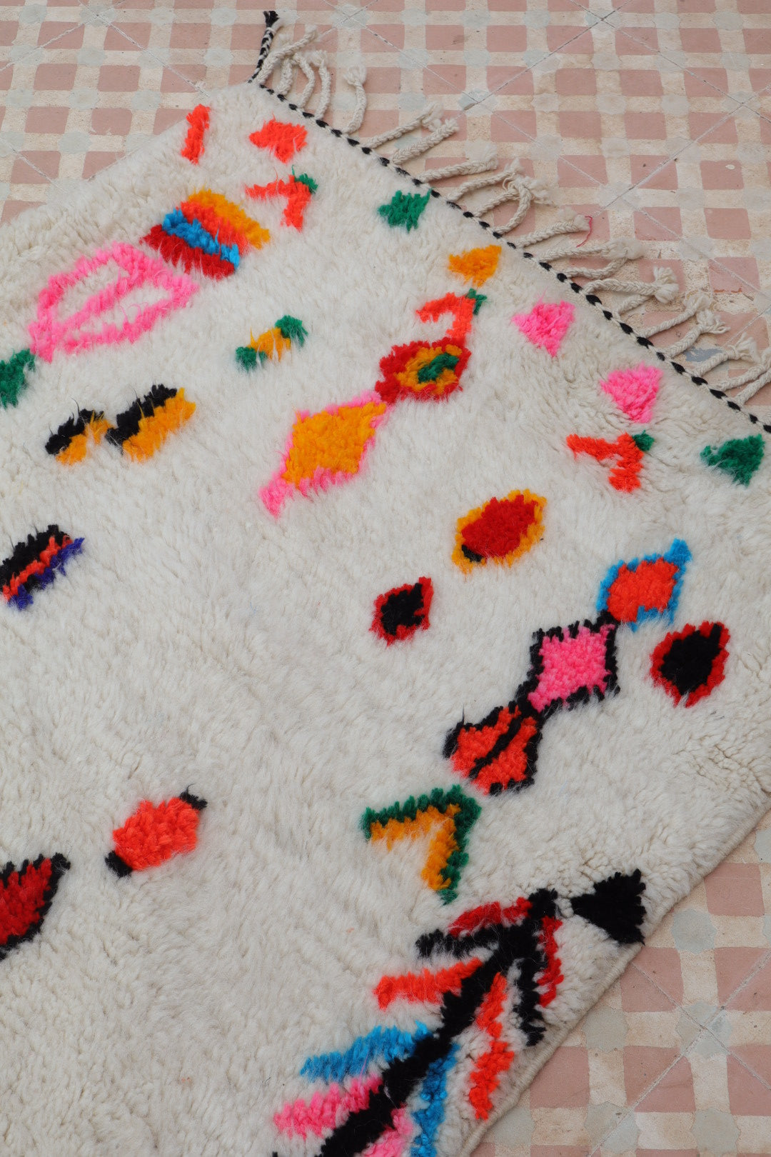 Berberteppich Flur Azilal Weiß mit bunten fluoreszierenden Mustern - 286 x 92 cm Néda