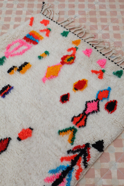 Berberteppich Flur Azilal Weiß mit bunten fluoreszierenden Mustern - 286 x 92 cm Néda