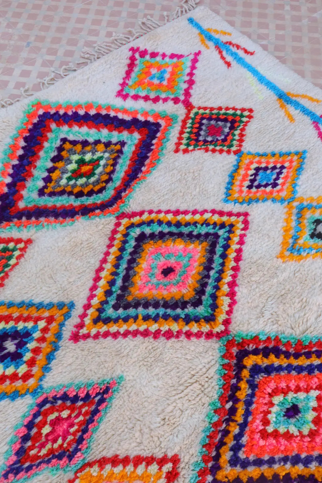 Tapis Berbère Azilal Colorés Motifs Multicolores et Fluo- 262 x 191 cm Néda