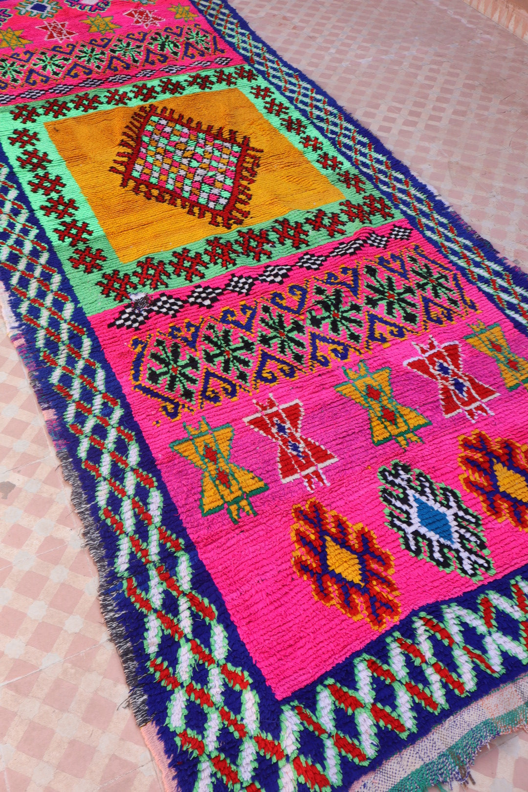 Tapis Berbère Azilal Couloir Vintage Fluo- 327 x 128 cm Néda