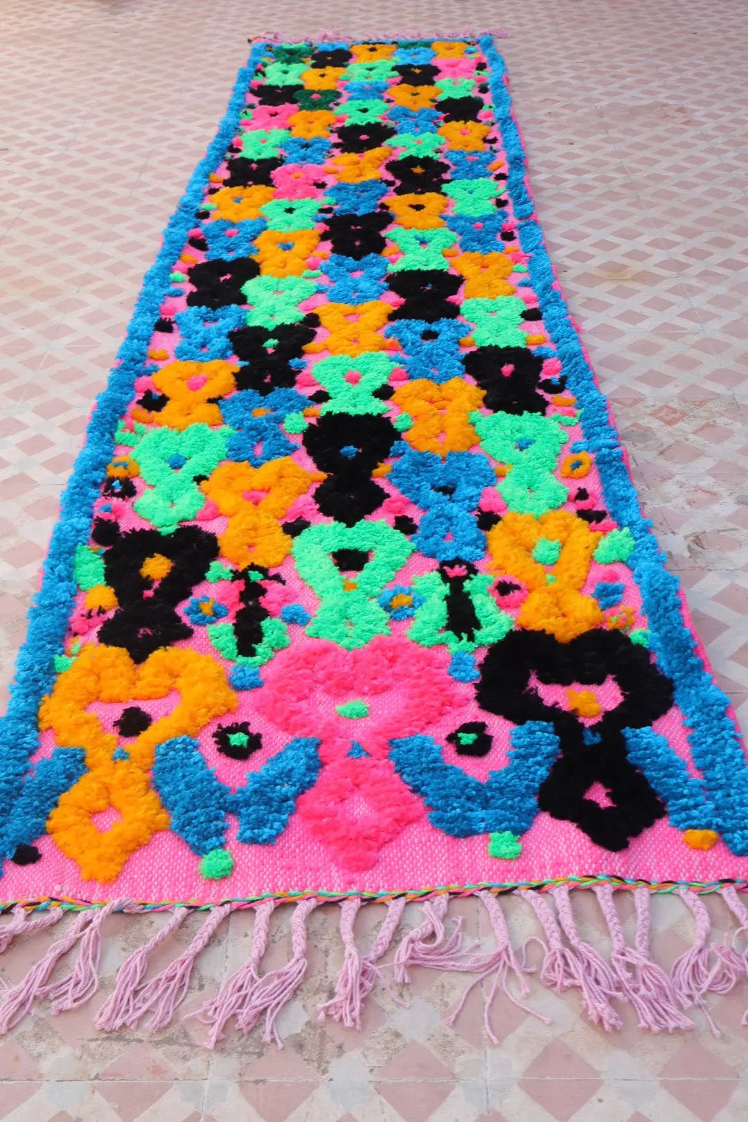 Tapis Berbère Couloir Azilal Rose à Motifs Reliefs Multicolores -293  x 70 cm Néda