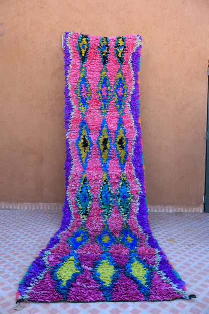 tapis berbère boucherouite de couloir rose et violet à motifs fluo, tapi sberbère de couloir fait-main upcyclé, tapis berbère coucherouite de couloir rose et violet 