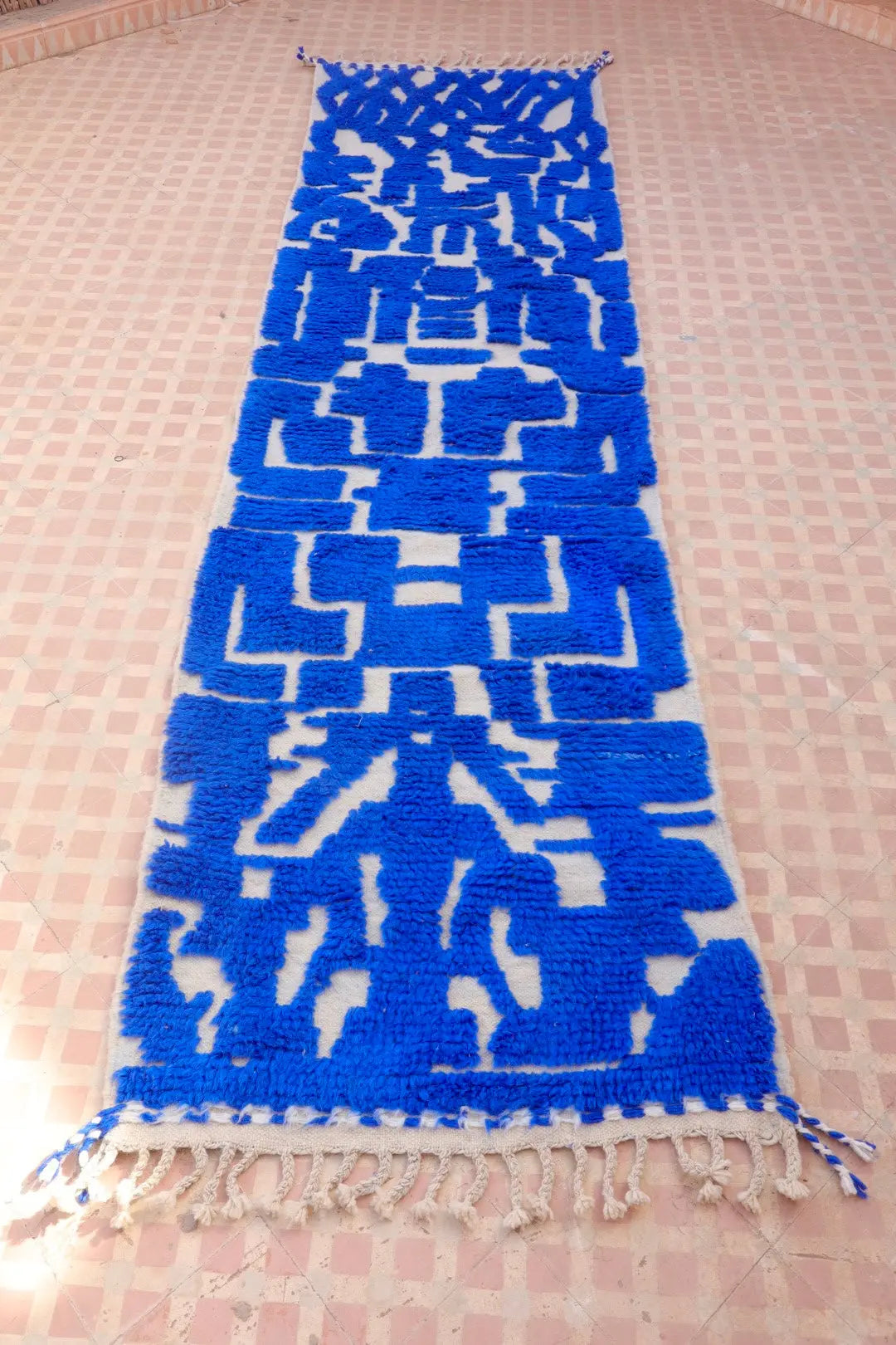 Tapis Berbère Couloir Béni Ouarain Bleu Klein en Reliefs- 307 x 82 cm Néda