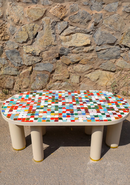 Table basse en Zellige multicolore ovale design et  moderne pieds tubulaires couleur crème finition laiton 