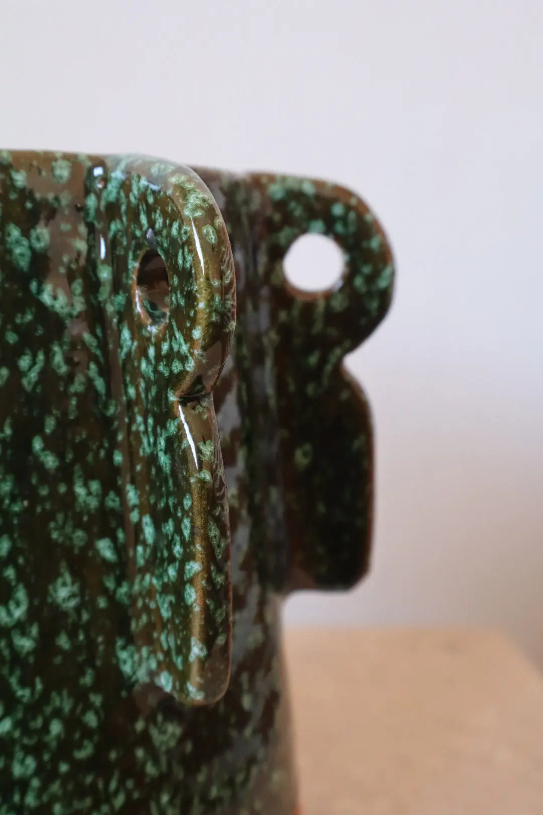 Vase Sculptural Bi Matières Vert Moucheté- SABI Néda