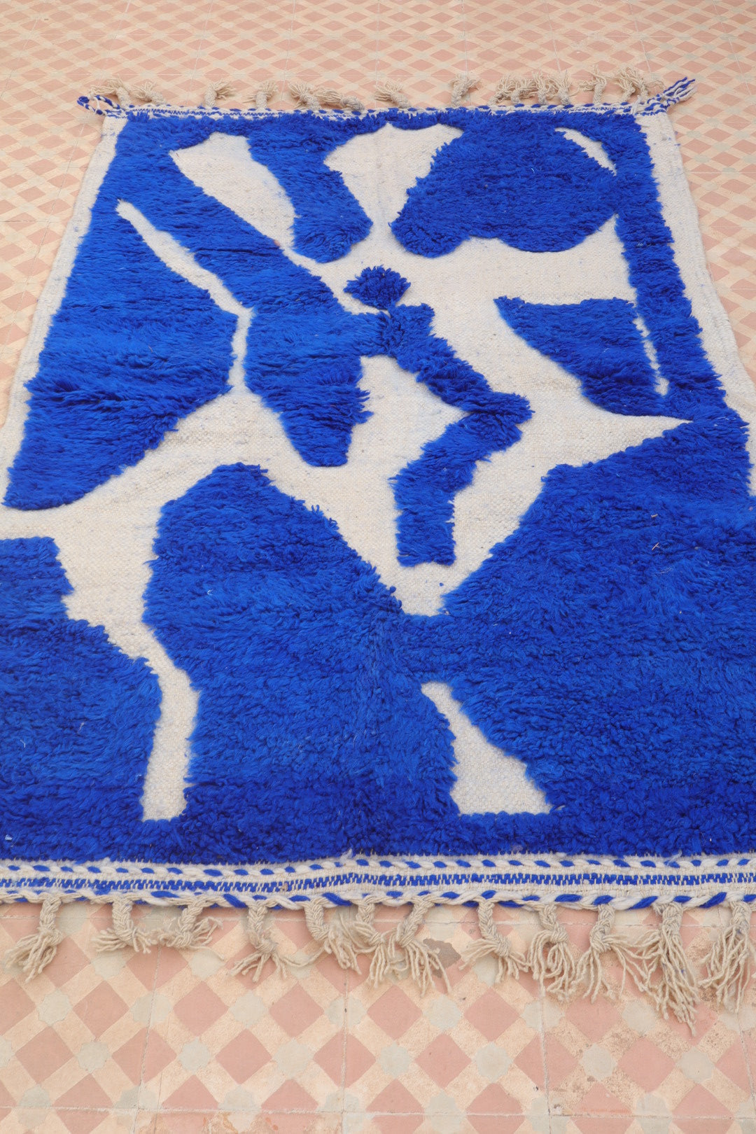 Tapis Berbère Béni Ouarain Moderne Bleu Klein À Reliefs - 182 x 120 cm Modèle Signature Néda