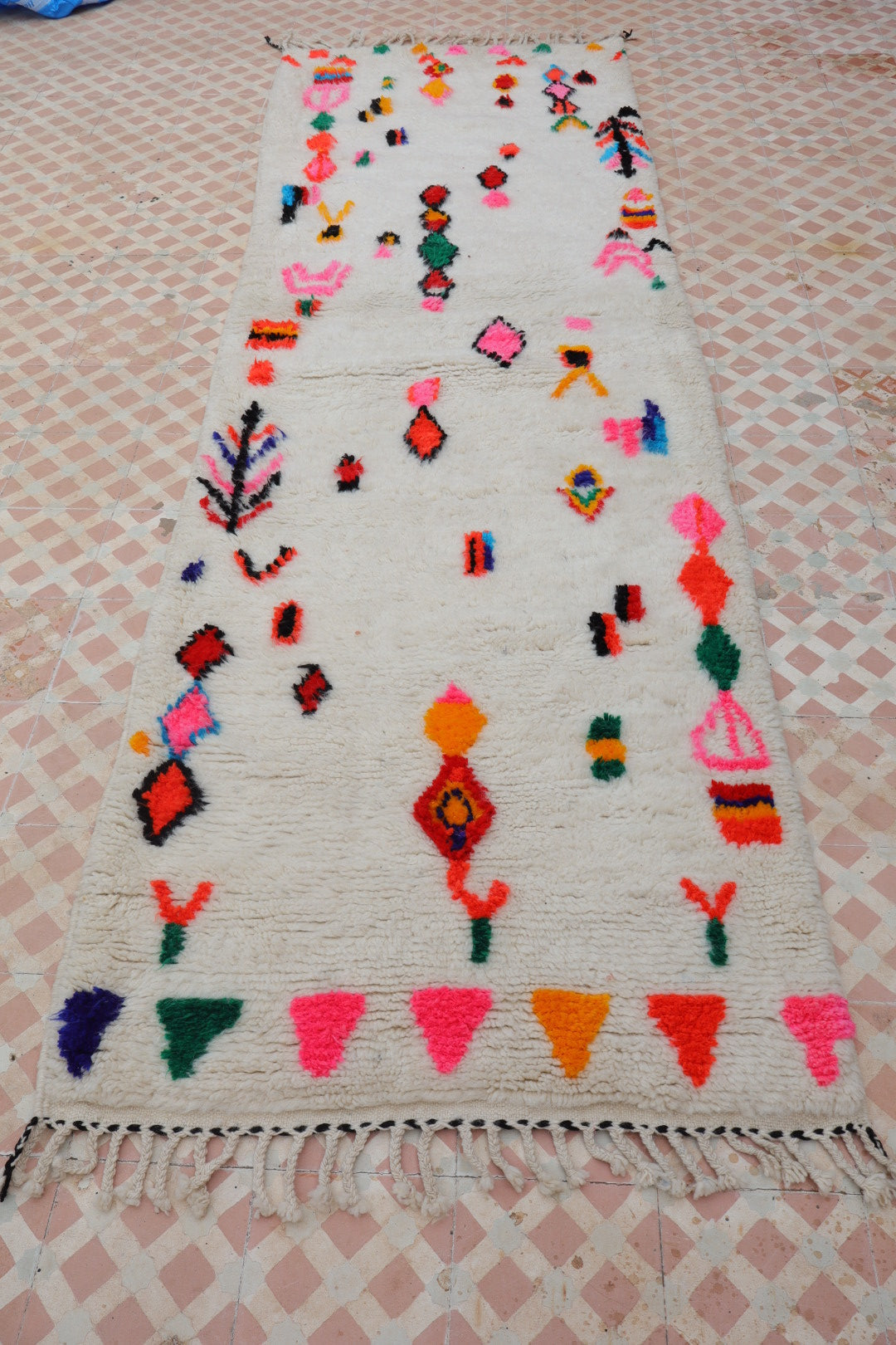 Berberteppich Flur Azilal Weiß mit bunten fluoreszierenden Mustern - 286 x 92 cm Néda