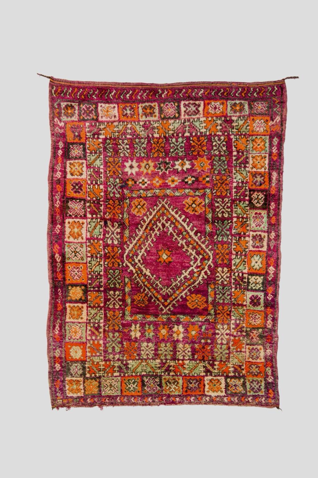 Tapis berbère marocain boujad coloré ancien bohème chic bordeaux à motifs orange et beige 