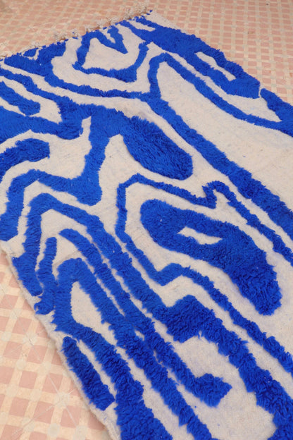 Tapis Berbère Béni Ouarain Moderne Bleu Klein À Reliefs Abstrait - Modèle signature - 260 x 141 cm Néda
