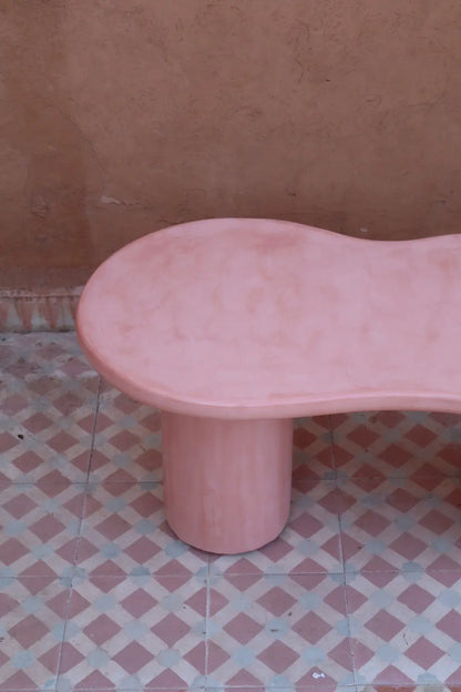 Table Basse Organique en Béton Ciré - « CURVE » Rose Néda