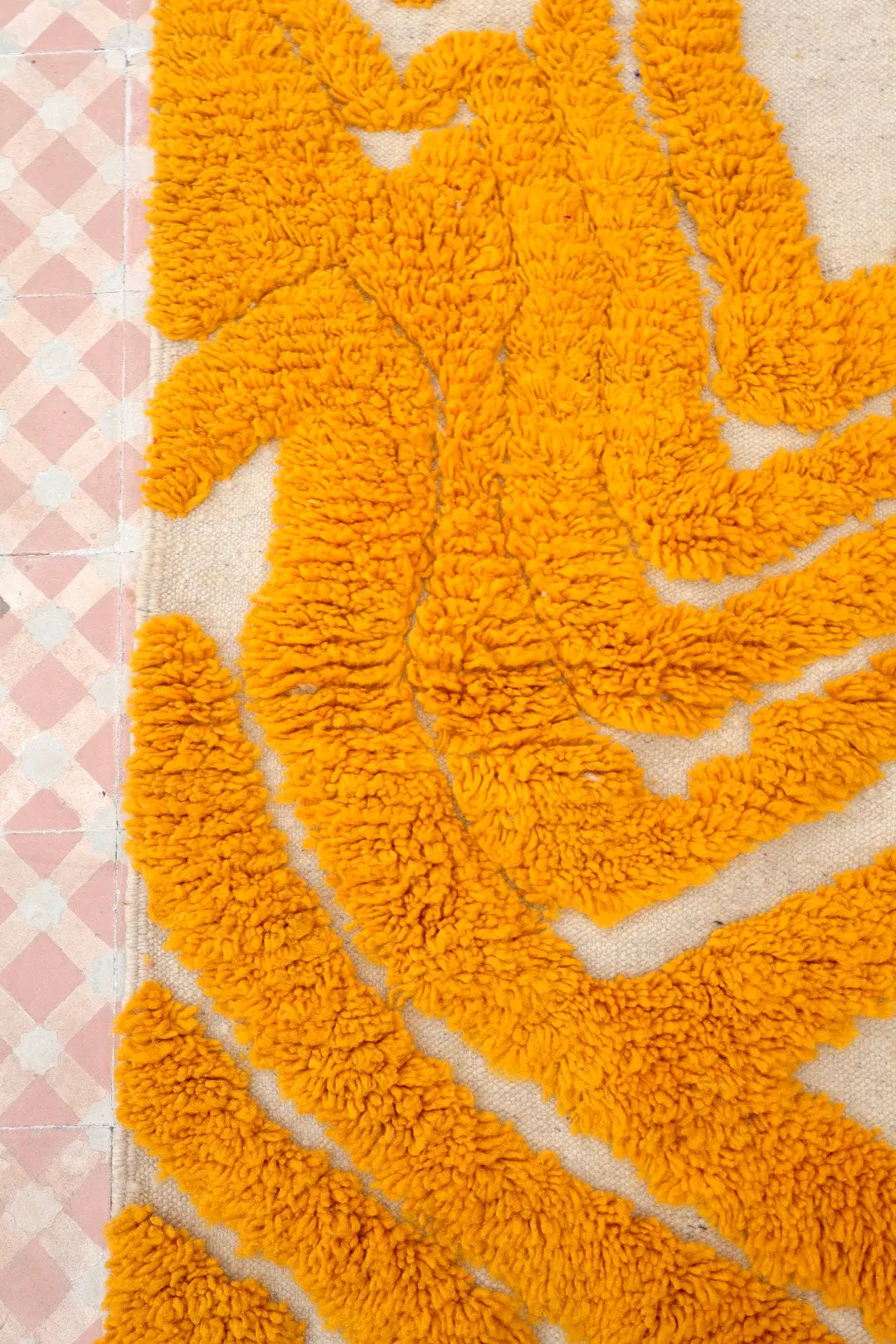Tapis Berbère Jaune Moutarde Motifs Reliefs Abstrait- 144 x 97 cm Néda