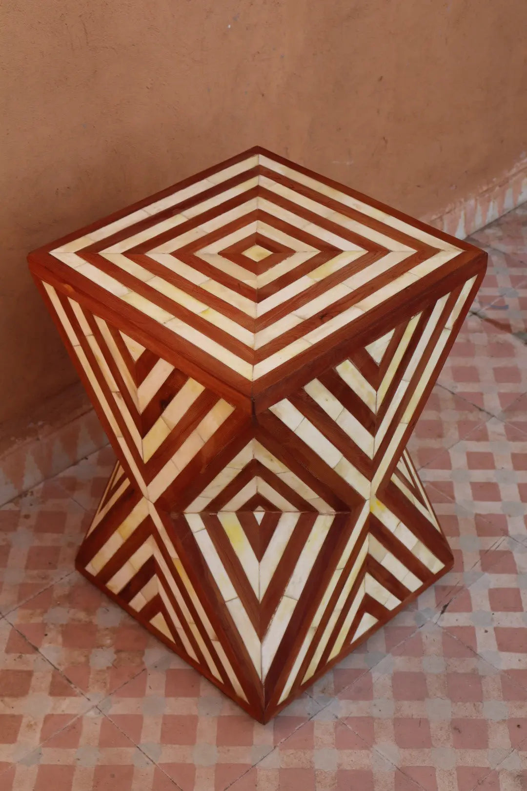 Table d’Appoint Sculpturale en Maqueterie Bois et Os- DONA Néda