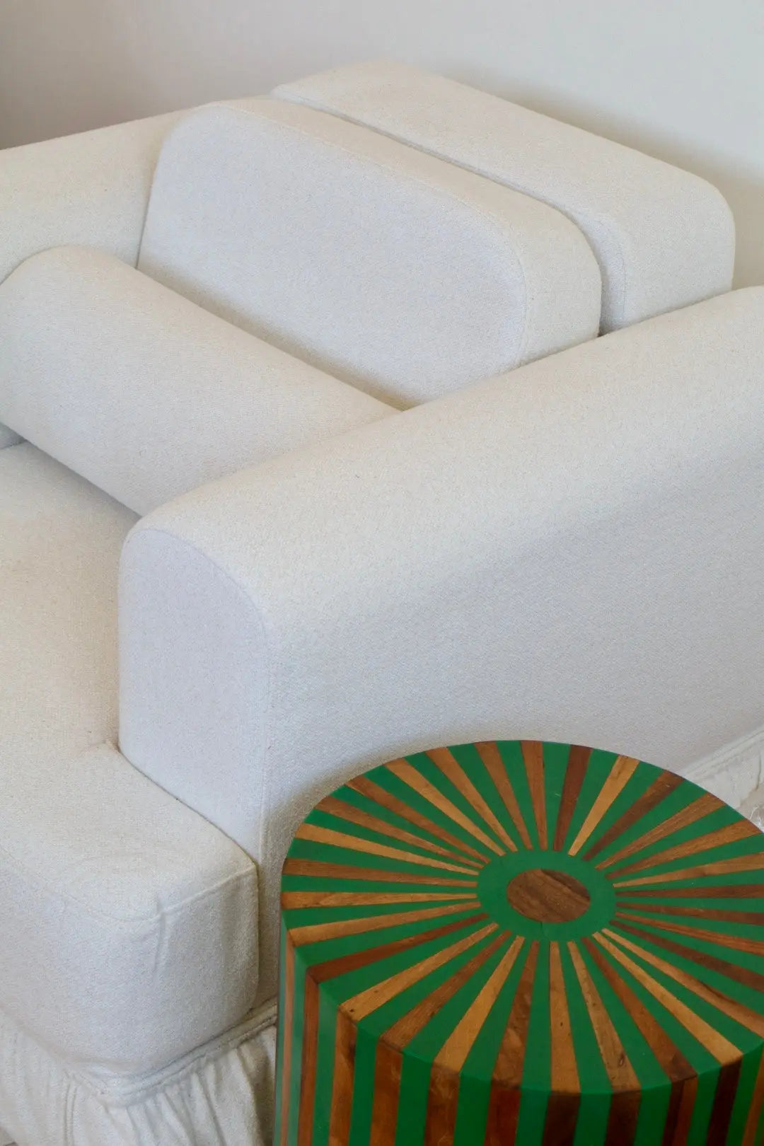Mesa Auxiliar Circular Rayada Verde y Madera en Marquetería de Madera y Resina- SOLIS Néda