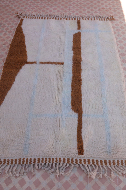 Alfombra berber Béni Baige con patrones abstractos marrones y azules - 176 x 121 cm