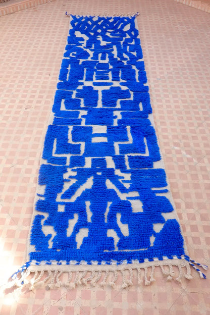 Tapis Berbère Couloir Béni Ouarain Bleu Klein en Reliefs- 307 x 82 cm Néda
