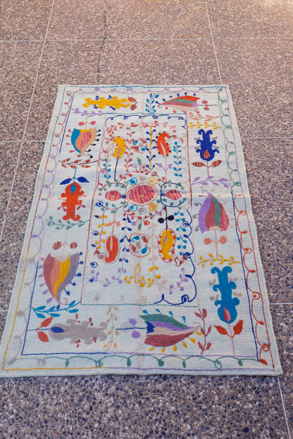 Alfombra multicolor de kilim blanca suzani - 150 x 90 cm