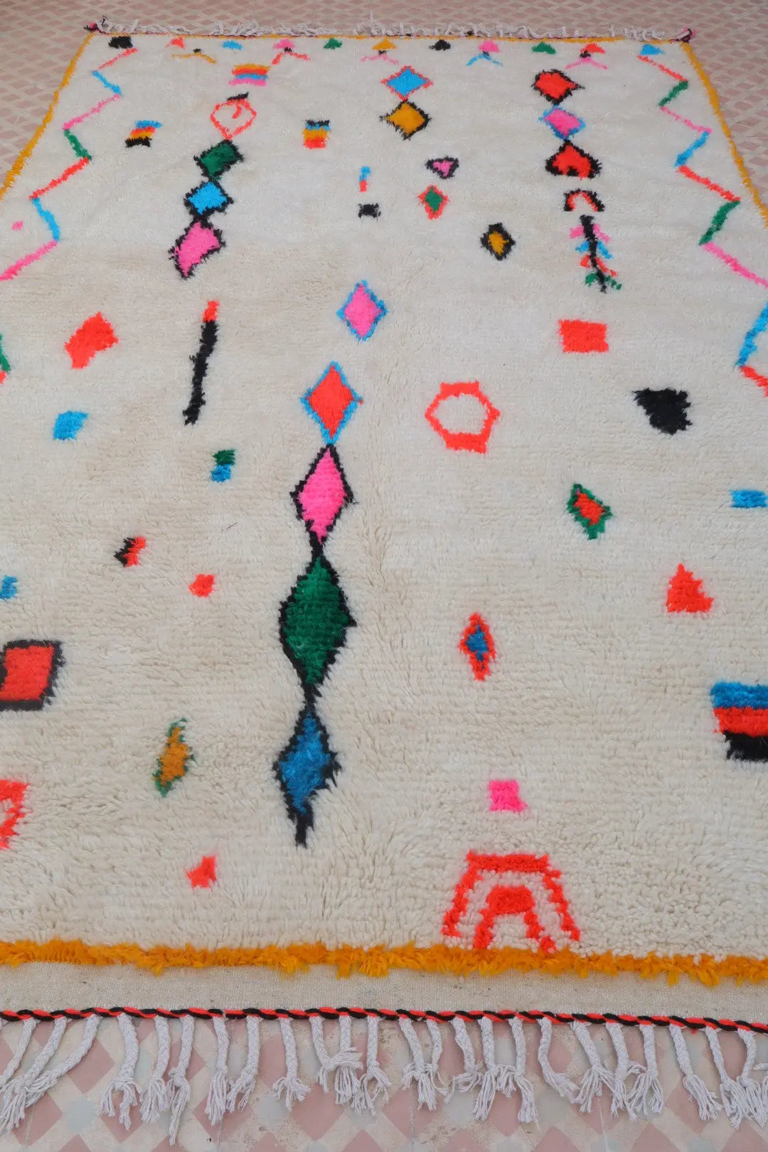 Tapis Berbère Coloré Blanc Motifs Multicolore Cadre Jaune - Azilal Néda