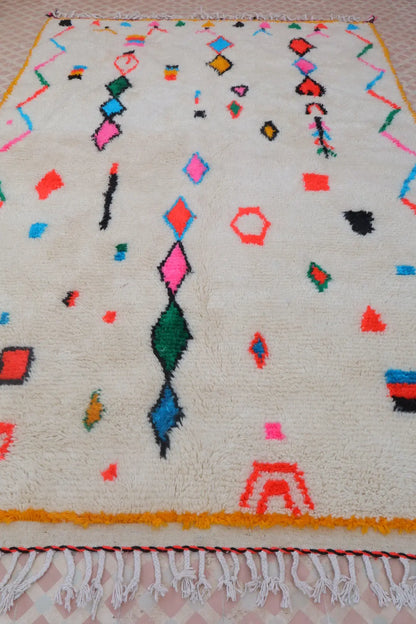Tapis Berbère Coloré Blanc Motifs Multicolore Cadre Jaune - Azilal Néda
