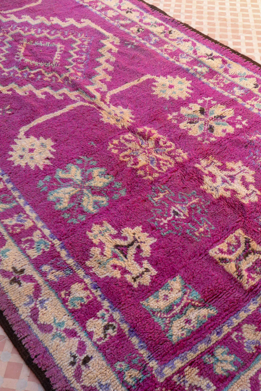 Grand et long tapis berbère marocain antique boujad vintage magenta violet à motifs beiges bleu ciel et violet fait main en laine unique 