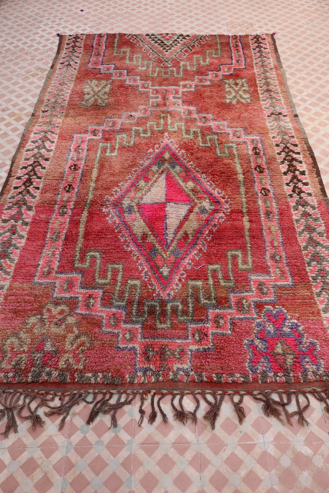 Tapis berbère vintage rose tapis marocain ancien rose et terracotta tapis berbère coloré tapis marocain rare tapis berbère en laine rose vintage tapis boujaad vintage 