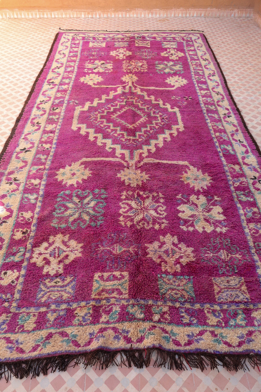 Grand et long tapis berbère marocain antique boujad vintage magenta violet à motifs beiges bleu ciel et violet fait main en laine unique 