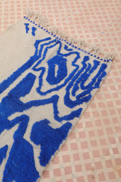 Tapis Berbère Béni Ouarain Moderne Bleu Klein À Reliefs Abstrait - Modèle signature - 160 x 120 cm Néda